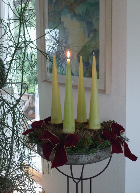 Adventskranz mit hohen Kerzen