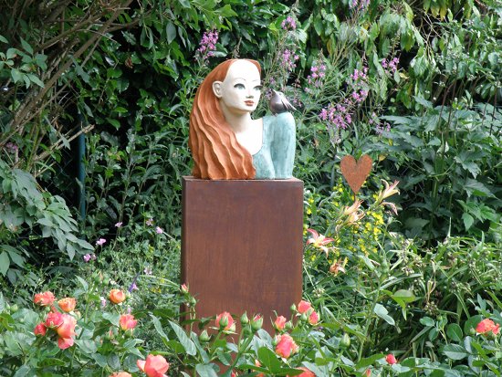 Keramik Büste für den Garten: Das Rosenmädchen