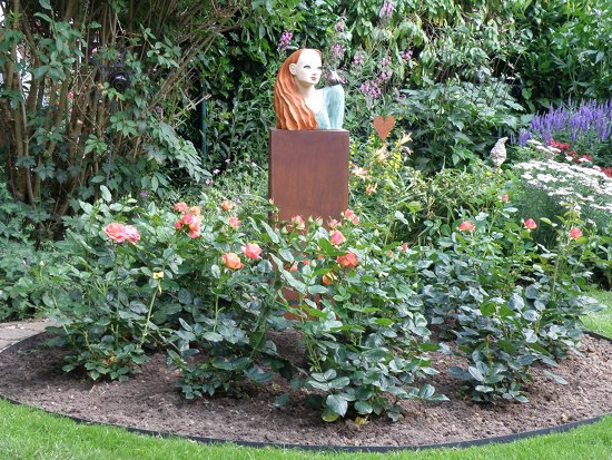 Rosenmädchen Gartenkeramik Büste