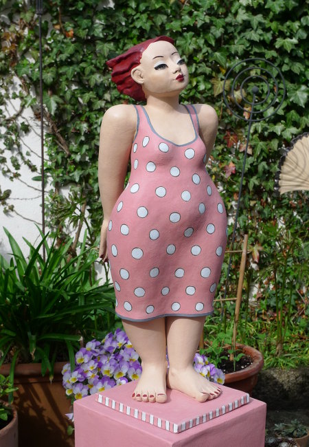 gartenfigur-dicke-frau-in-pink