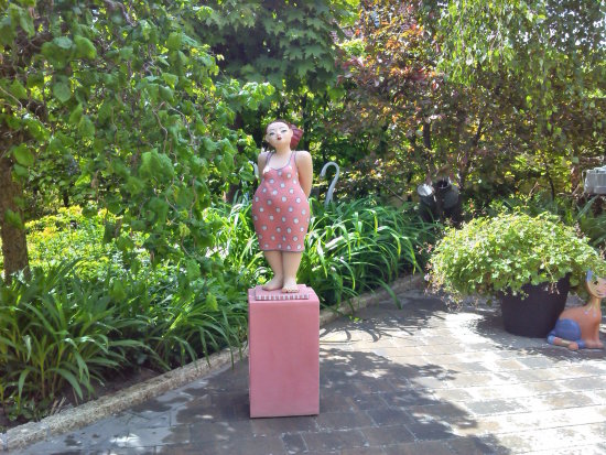 lady-in-pink-keramikfigur-garten