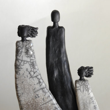 Boat People - Raku Skulpturen von Margit Hohenberger
