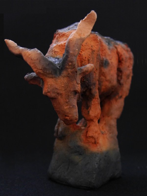 Tierfigur aus Ton: Ziegenbock