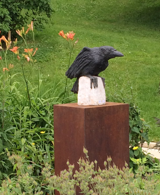 Rabenkrähe aus Keramik im Garten