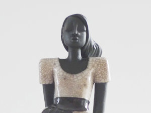 Carla - Dekofigur aus Raku Keramik