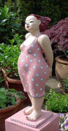 Dicke Frau in Pink - Keramik Skulptur von Margit Hohenberger